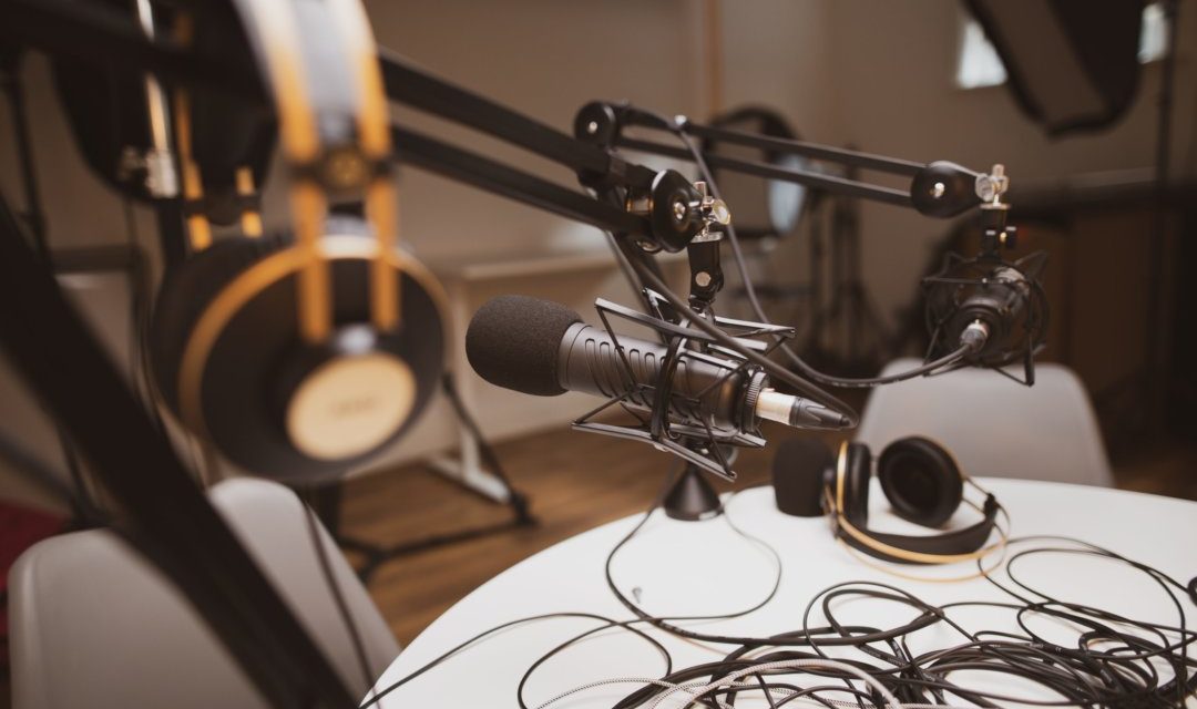 5 Podcast Kits for Any Type of Podcaster: The Top Guide [Updated 2023]