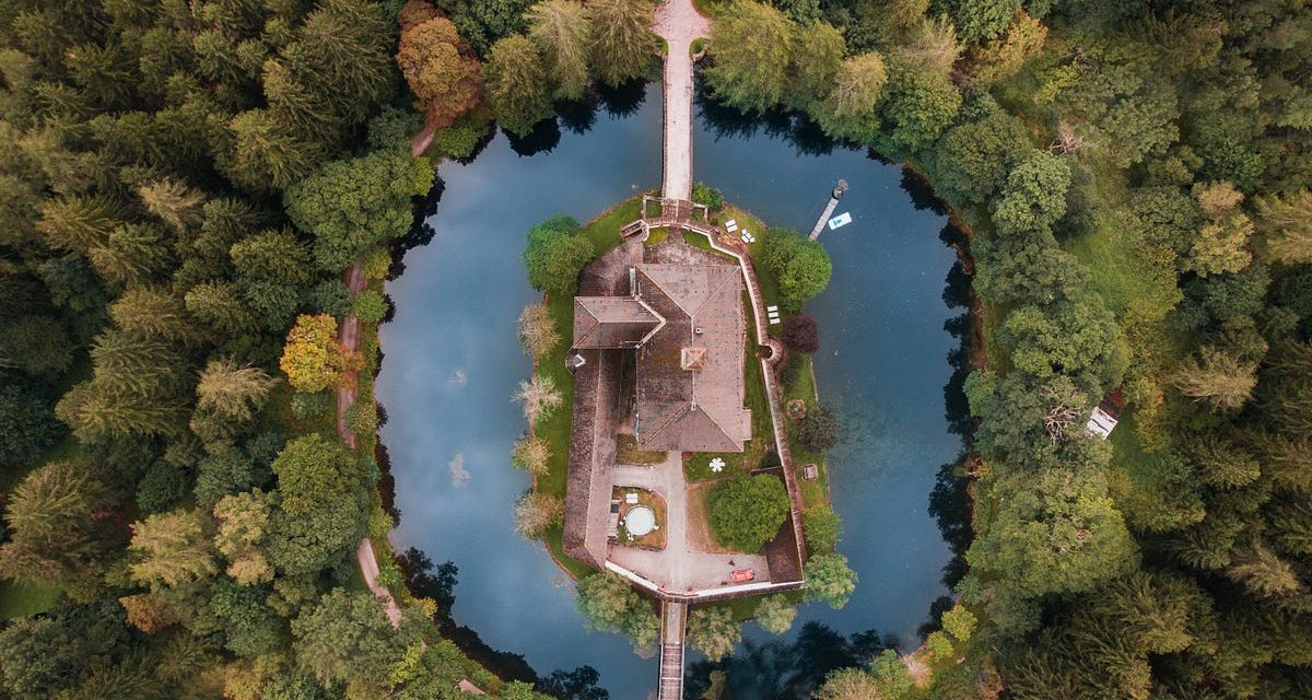 4 Types of ‘Moats’ to Make Your Product/Business Bulletproof! | by Ant Murphy | Jul, 2023